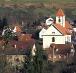Die Johannes-Kirche Zillhausen mit dem Pfarrhaus (links vorne) Foto: D. Steingräber 